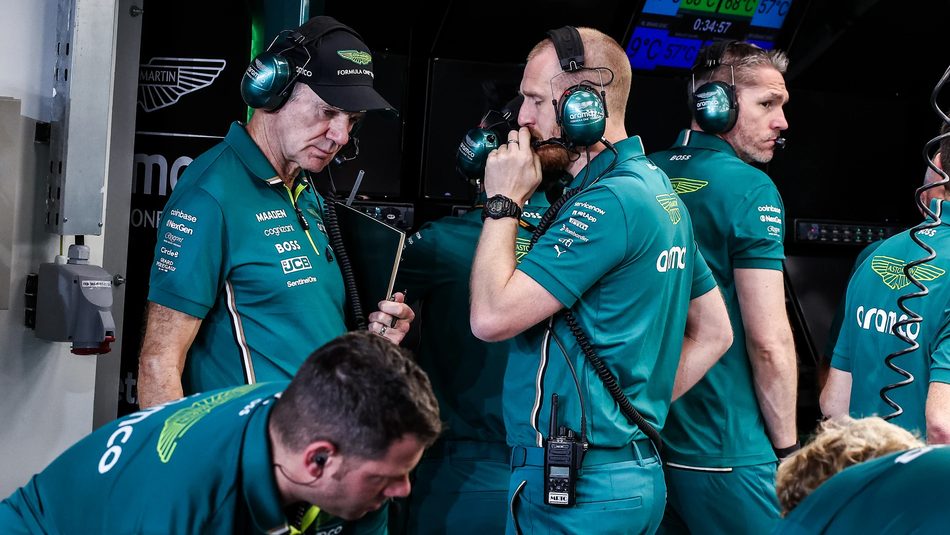 Ingenieros de Aston Martin en el garaje