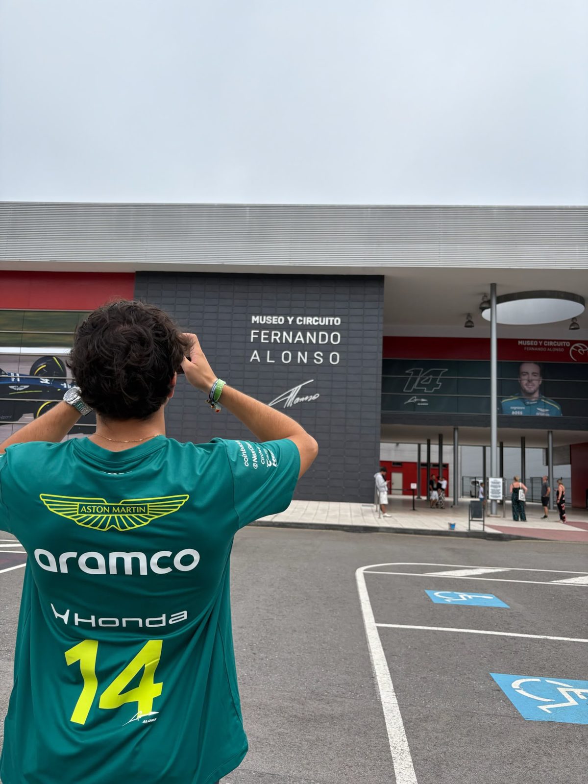 Con la camiseta de Aston Martin a las puertas del museo