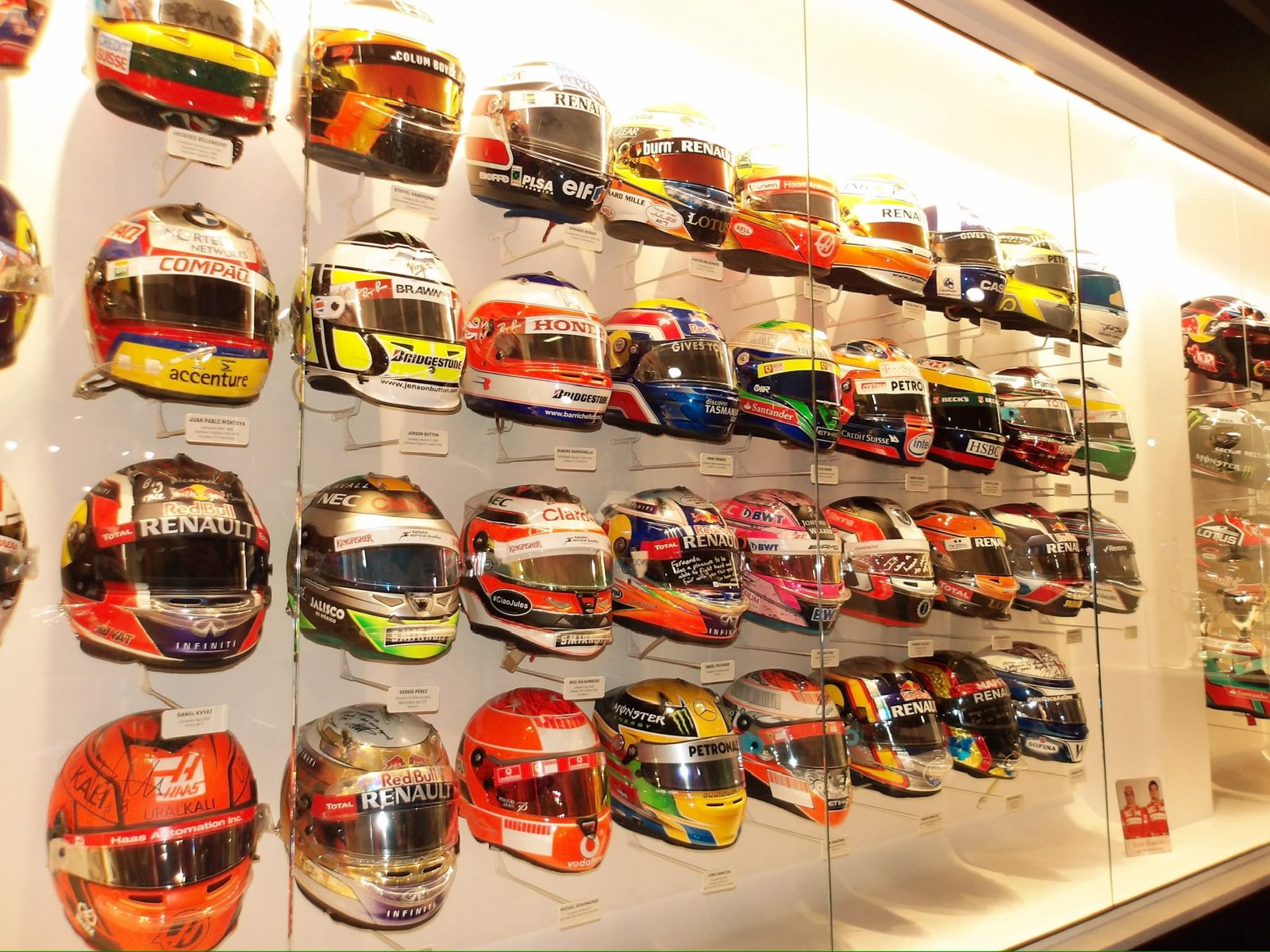 Vitrina con decenas de cascos de pilotos
