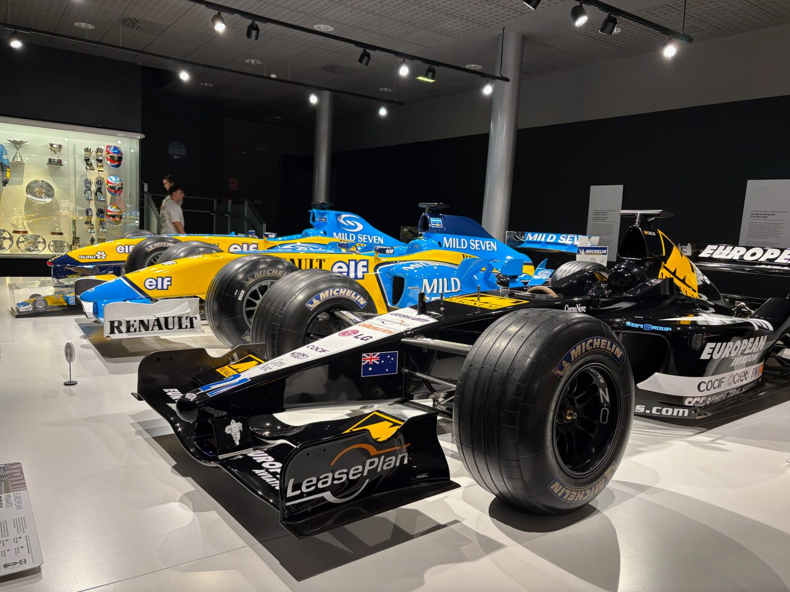 Monoplazas de la era Renault expuestos en fila