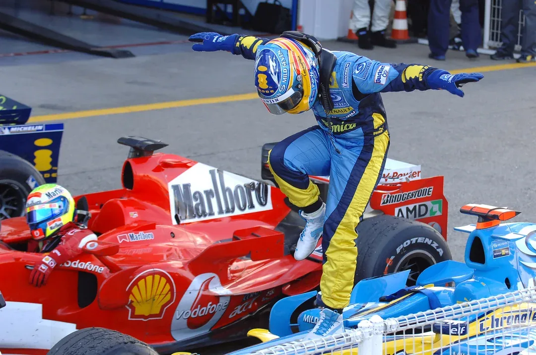 Fernando Alonso celebrando la victoria en Japón